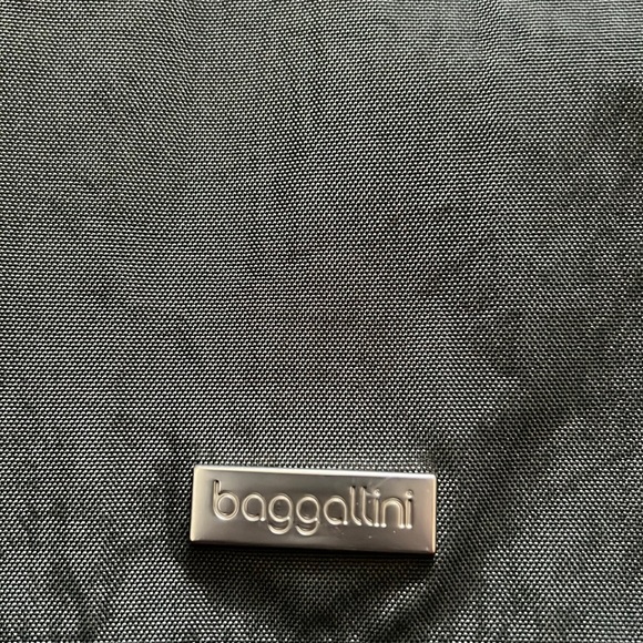 Baggallini Crossbody Design Travel Fabric Handbag Color gray like new - Picture 6 of 17